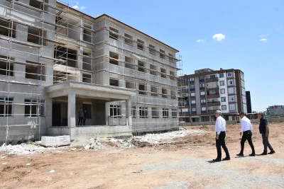 M&uuml;d&uuml;r Ciğer, okul inşaatlarını gezdi