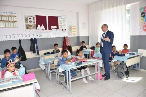 M&uuml;d&uuml;r Kurtaran iki okulu gezdi