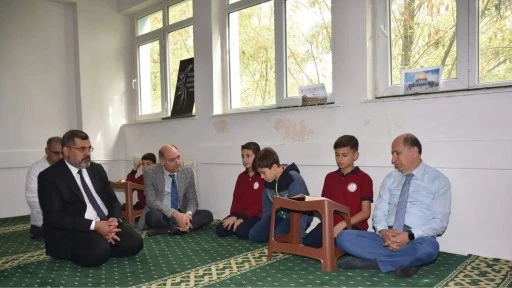 M&uuml;d&uuml;rler okulda ezanla karşılandı
