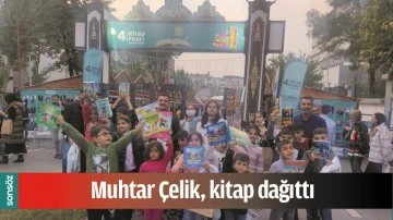 MUHTAR &Ccedil;ELİK, KİTAP DAĞITTI