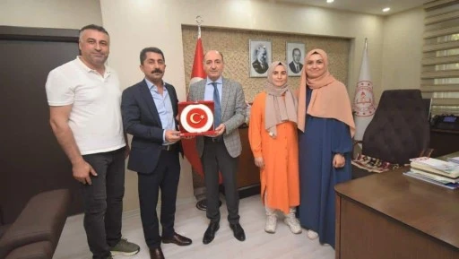Muhtardan M&uuml;d&uuml;r Kurtaran&rsquo;a plaket&hellip;