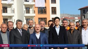 Muhtarları yapımı devam eden kalıcı konutları gezdi