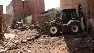 Muradiye Mahallesi&rsquo;nde metruk yapılar kontroll&uuml; şekilde yıkılıyor