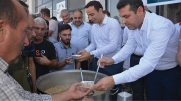 M&Uuml;SİAD, tır şof&ouml;rlerine aşure ikram etti