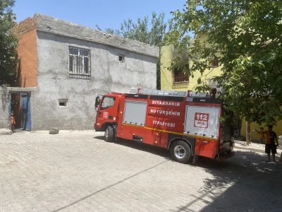 M&uuml;stakil evde &ccedil;ıkan yangında 3 kişi dumandan etkilendi