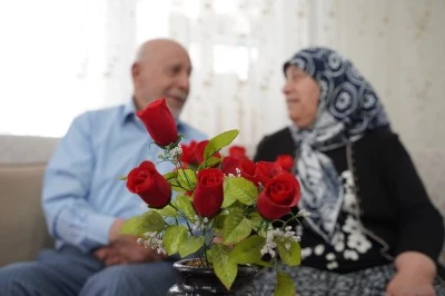 Mutlu evliliğin sırrını 60 yıldır eşine getirdiği &ccedil;i&ccedil;eklerde buluyor