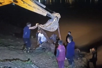 Nehre d&uuml;şen inek iş makinesiyle kurtarıldı