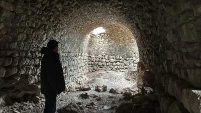 Nemrut Dağı eteklerinde yaklaşık 750 yıllık han ve k&ouml;pr&uuml; bulundu