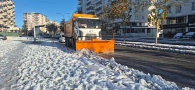 Nizip&rsquo;te karla m&uuml;cadele &ccedil;alışmaları s&uuml;r&uuml;yor