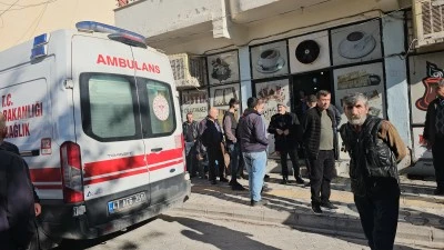 Nusaybin'de tavandaki sıvaları d&ouml;k&uuml;len kıraathanedeki 2 kişi yaralandı