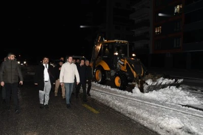 Nusaybin Kaymakamı &Ccedil;akır, karla m&uuml;cadele &ccedil;alışmalarını inceledi