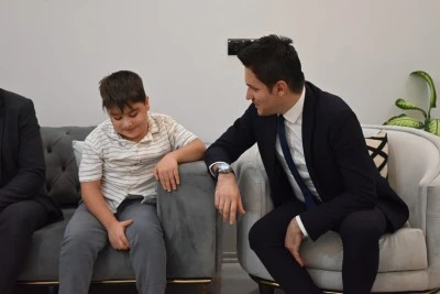 Nusaybin Kaymakamı Evren &Ccedil;akır, DMD hastası &ccedil;ocuğun doğum g&uuml;n&uuml;n&uuml; kutladı
