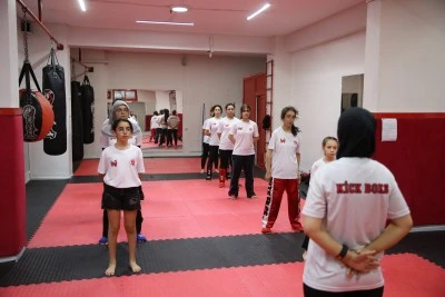 Oğluna b&ouml;breğini veren kadın sporcu, kick boksta ikinci oldu