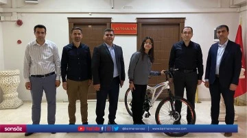 &Ouml;ğrenci bisikletle &ouml;d&uuml;llendirdi