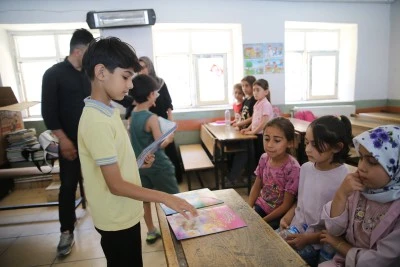 &Ouml;ğrenci kampanyayla topladığı kitapları babasının ilk g&ouml;rev yaptığı okula ulaştırdı