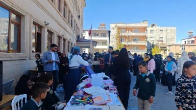 &Ouml;ğrenci ve &ouml;ğretmenler tarafından Gazze yararına kermes d&uuml;zenlendi