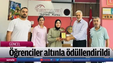 &Ouml;ğrenciler altınla &ouml;d&uuml;llendirildi