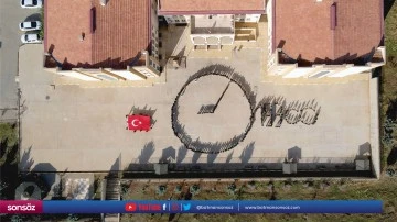&Ouml;ğrenciler Atat&uuml;rk'&uuml; koreografiyle andı