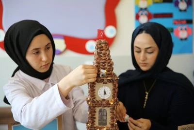 &Ouml;ğrenciler atık fıstık kabuklarıyla simge eserlerin maketini tasarladı