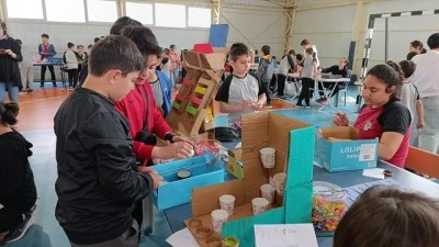 &Ouml;ğrenciler, atıklardan yaptıkları oyuncaklarla Hıdırellez&rsquo;i kutladı