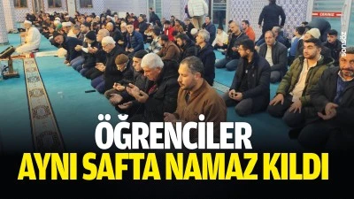 &Ouml;ğrenciler aynı safta namaz kıldı