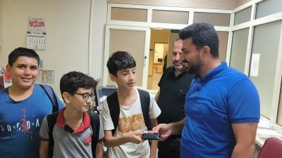 &Ouml;ğrenciler bulduğu c&uuml;zdanı sahibine teslim etti