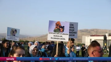 &Ouml;ğrenciler mezuniyet t&ouml;reninde Filistin'e destek pankartı a&ccedil;tı
