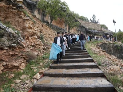&Ouml;ğrenciler "sıfır atık" temasıyla &ccedil;evre temizliği yapıyor