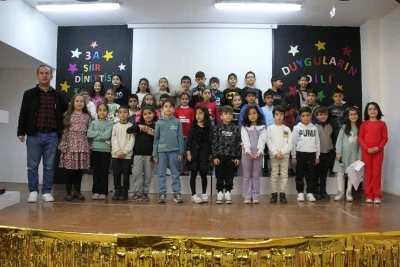 &Ouml;ğrenciler, şiir dinletisi i&ccedil;in sahne aldı