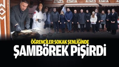 &Ouml;ğrenciler sokak şenliğinde şamb&ouml;rek pişirdi