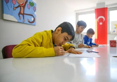 &Ouml;ğrenciler tatilde gen&ccedil;lik merkezlerindeki faaliyetlerle ekrandan uzaklaşıyor