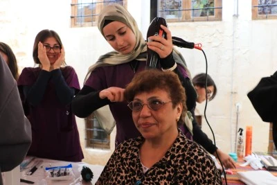 &Ouml;ğrenciler yaşlı bireylerin sa&ccedil; ve cilt bakımını yaptı