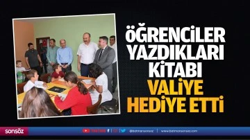 &Ouml;ğrenciler, yazdıkları kitabı valiye hediye etti