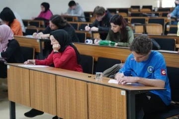 &Ouml;ğrenciler YKS'de ter d&ouml;kt&uuml;