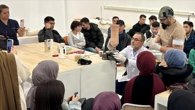 &Ouml;ğrencilere ampute hastalar &uuml;zerinde uygulamalı protez eğitimi veriliyor