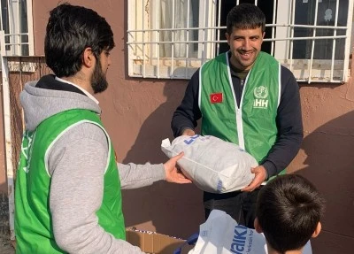 &Ouml;ğrencilere bot ve mont yardımı yapıldı