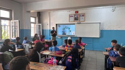 &Ouml;ğrencilere &ccedil;evre temizliği eğitimi