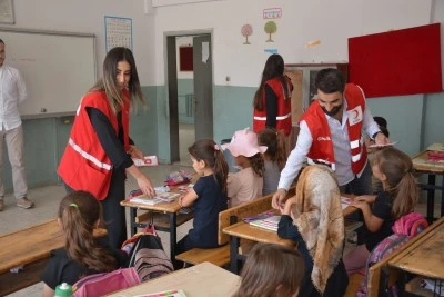 &Ouml;ğrencilere giyim yardımı