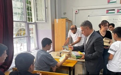 &Ouml;ğrencilere kitap ve &ccedil;ocuk kiti hediye edildi