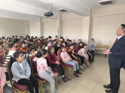 &Ouml;ğrencilere, okul sporlarının tanıtımı yapılıyor