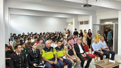 &Ouml;ğrencilere siber su&ccedil;lar anlatıldı