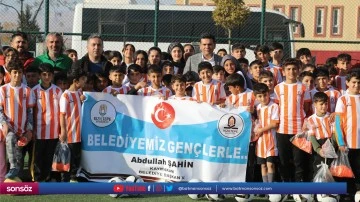 &Ouml;ğrencilere spor malzemesi desteğinde bulundu