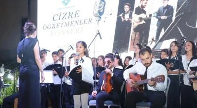 &Ouml;ğretmen ve &ouml;ğrencilerden oluşan m&uuml;zik grubu konser verdi