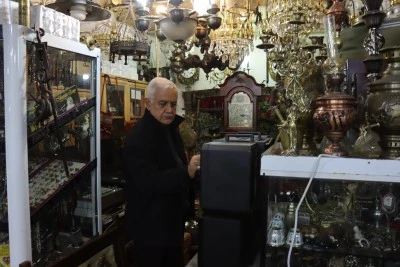 &Ouml;ğretmenin antika tutkusu emekliliğinde mesleği oldu