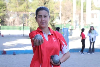 &Ouml;ğretmeninin "Sende ışık var" dediği &ouml;ğrenci boccede madalyaya doymuyor