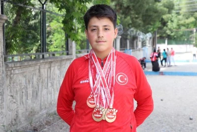&Ouml;ğretmeninin y&ouml;nlendirmesiyle başladığı boccede 3 yılda 8 madalya kazandı