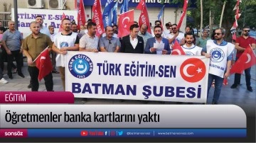 &Ouml;ğretmenler banka kartlarını yaktı