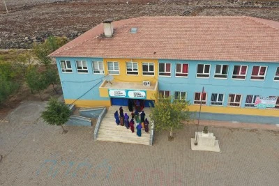&Ouml;ğretmenler hem &ccedil;ocukları hem de annelerini okutuyor