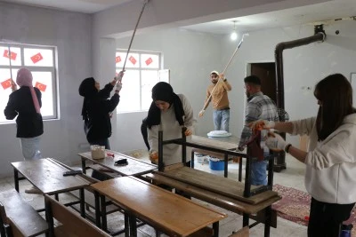 &Ouml;ğretmenler ve &uuml;niversite &ouml;ğrencileri k&ouml;y okullarını g&uuml;zelleştiriyor