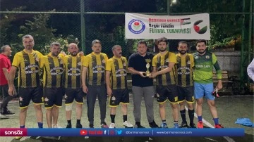 &Ouml;ğretmenler yeşil sahada yarıştı